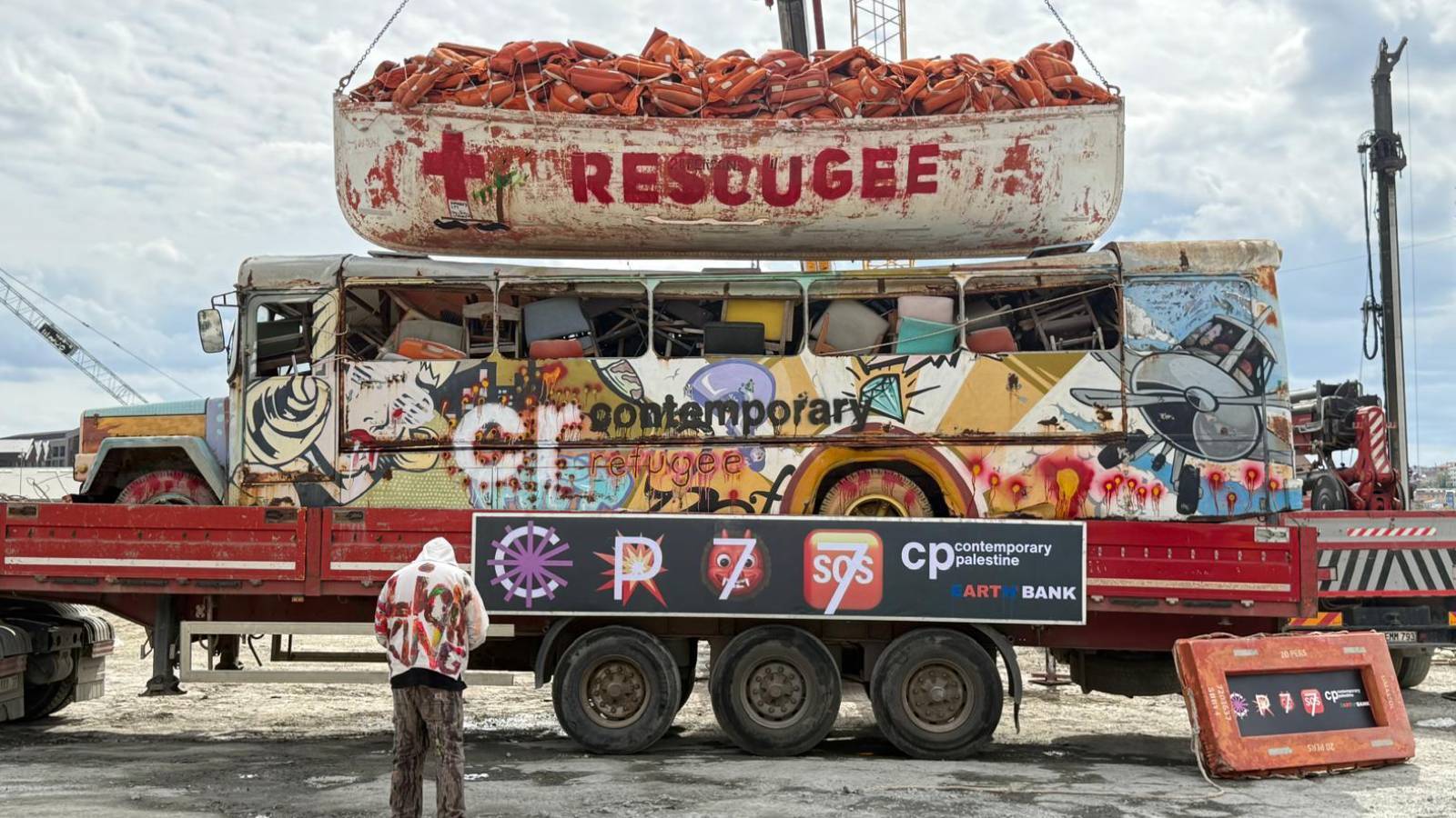 contemporary istanbulda kacak sokulan tir ve multeci botuyla filistin protestosu yapildi iste surpriz eylemden kareler qHwORpfW
