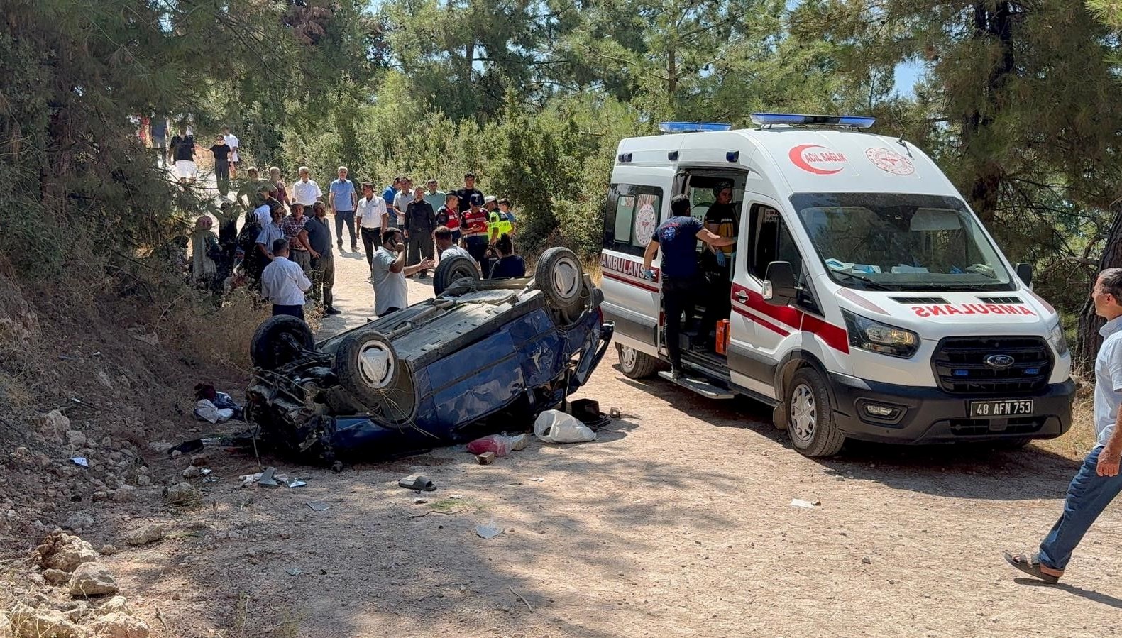 dugun yemeginegiderken 30 metrelik sarampolden uctular jJFs3E7B