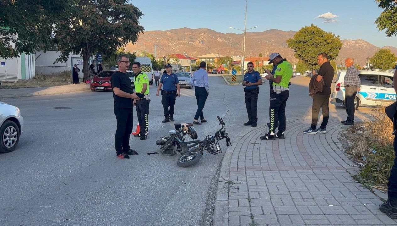 panelvan elektrikli bisiklete carpti bir kisi agir yaralandi 3IKIY1Eg