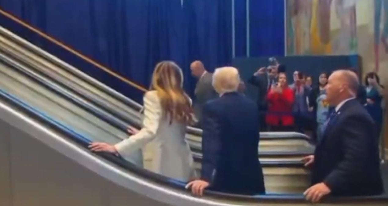 yuruyen merdiven trump binecekken arizalandi beyaz saraydan aciklama geldi MPBHng4x