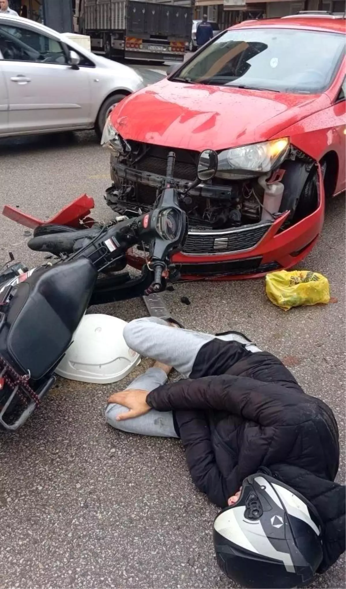 adapazarinda motosiklet ve otomobil kafa kafaya carpisti v9yPeiD9.jpg