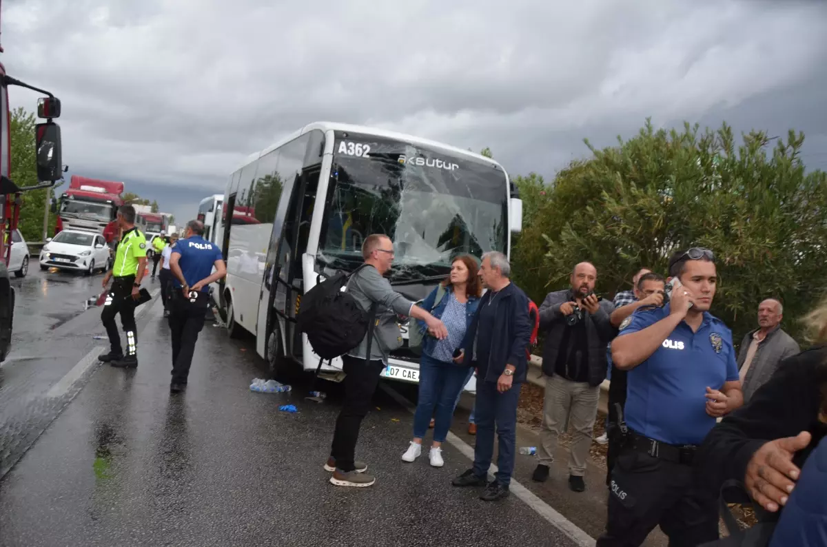 antalyada zincirleme kaza 2 turist yaralandi 2tScIclL.jpg