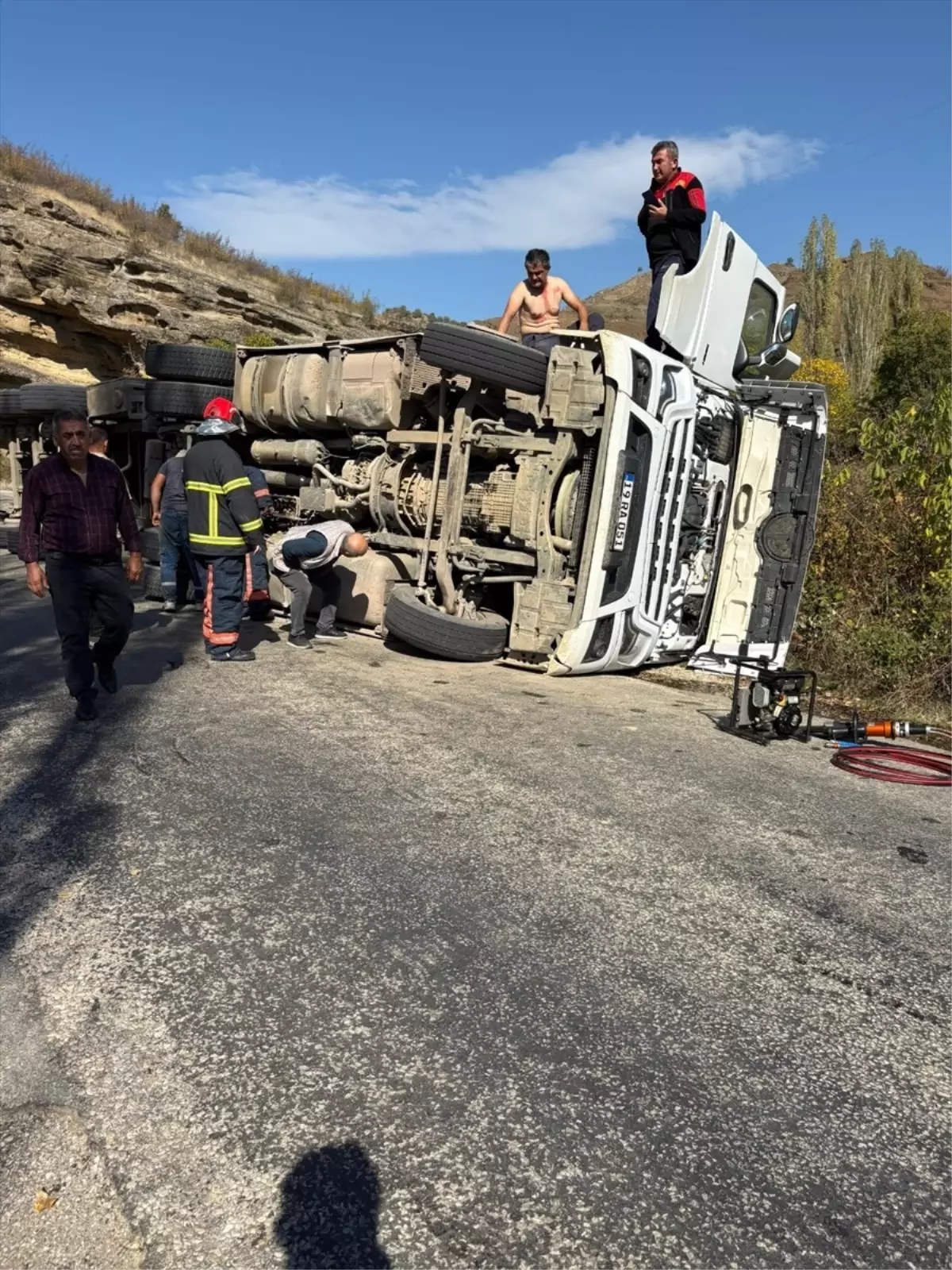 bayatta tomruk yuklu kamyon devrildi JpLfXeTm.jpg