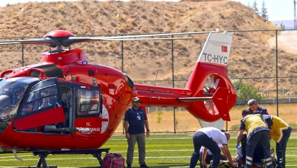 hava ambulansi tarlada calisirken yaralanan vatandas icin havalandi VIGAbWlK