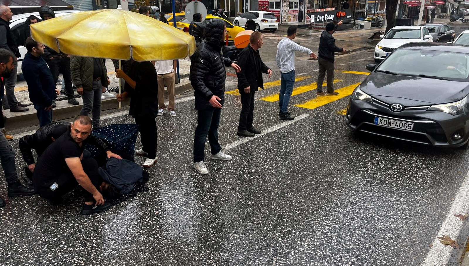 otomobilin carptigi kadina esnaftan semsiyeli yardim V166L8AH