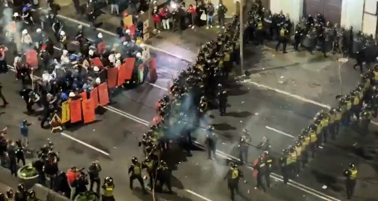 sokaklar alev alev halk ve polis kalkan ve sopalarla meydan savasi verdi bi4zhyfV.jpg