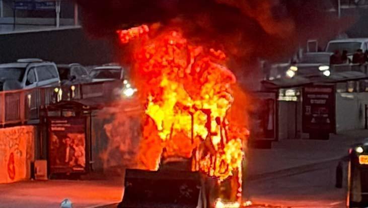 cevizlibagda d 100de hareket halindeki is makinesi bir anda alev aldi NEsnb1Is.jpg