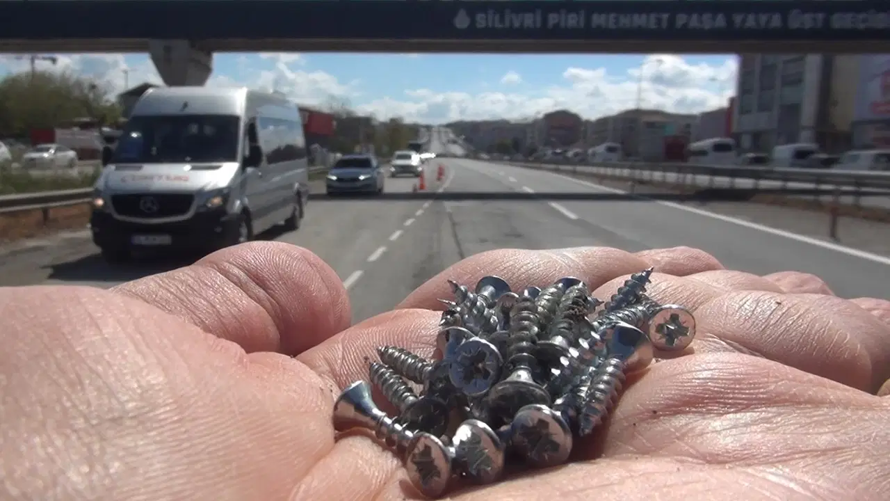 Silivri’de Trafik Kaosu: Yola Saçılan Vidalar Araç Lastiklerini Patlattı
