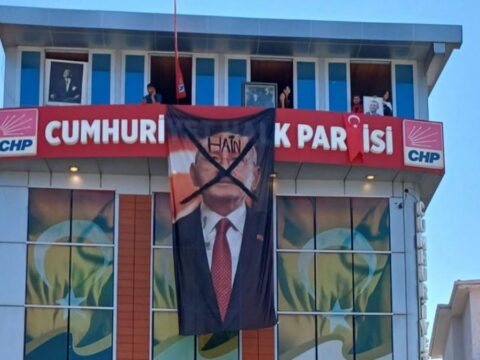 CHP Malatya’da gerginlik: Kılıçdaroğlu’nun fotoğrafı asıldı, üzerine “Hain” yazıldı