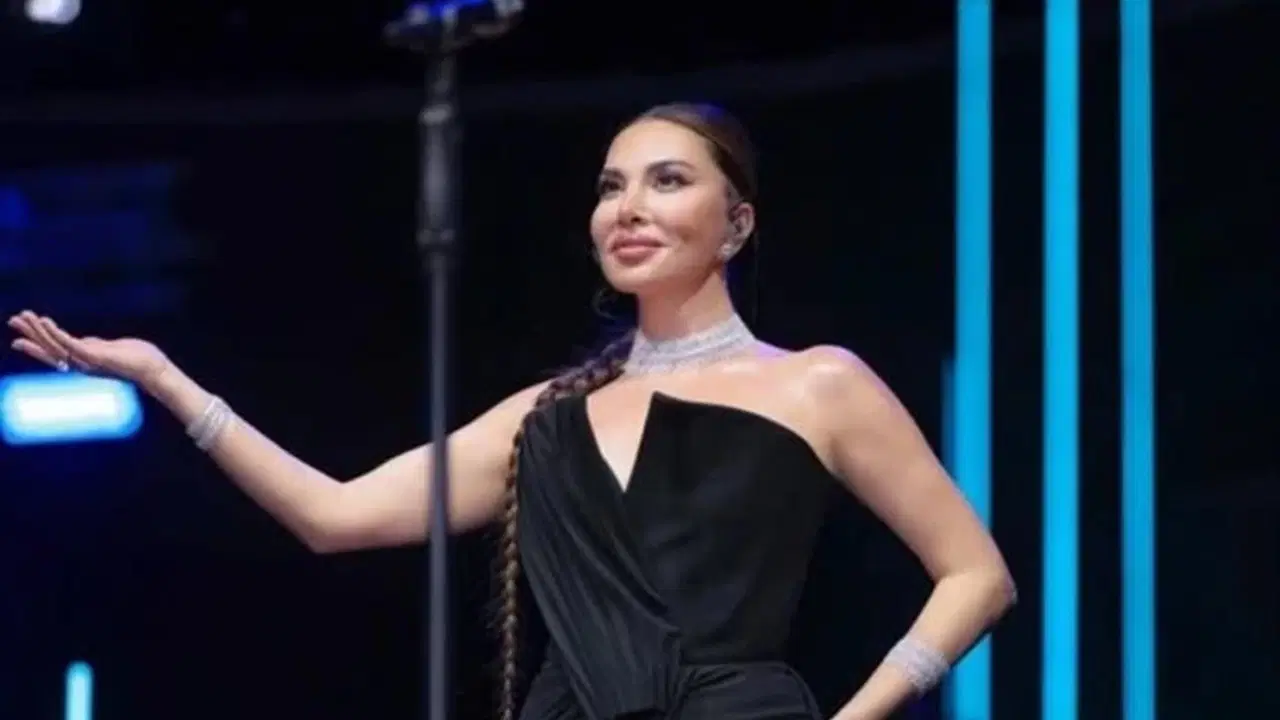 Ebru Yaşar, yaz turnesinde Ayvalık’ta sahne aldı Img