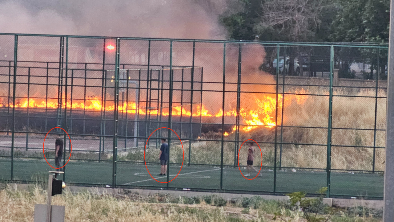 Yangına rağmen futbol: Alevlerin gölgesindeki maç kamerada Img