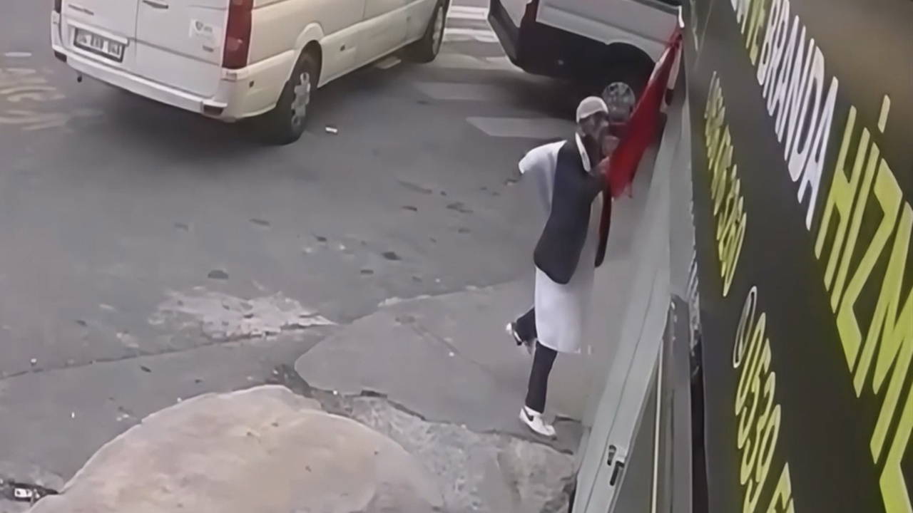 Türk bayrağını sökerek yere atan şüpheli: ‘Arada sırada kendimi kaybediyorum’ Turk bayragini sokerek yere atan supheli arada sirada kendimi kaybediyorum wCBXM9ZK